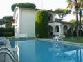 Меблированная вилла, с бассейном и частным садом, сдается в аренду в Форте дей Марми (зона "Рома Империале"). Италия