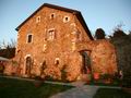 Усадьба, состоящая из дома, площадью 507 кв.м. (бывший, полностью отреставрированный монастырь) и участка с виноградником, площадью 11 га, в Каррара, провинция Масса-Каррара, регион Тоскана. Италия