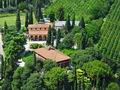 Поместье с винным производством, общей площадью 2620 кв.м., рядом с озером Гарда, в Вероне, регион Венето. Италия