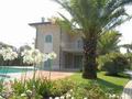 Новая вилла, общей площадью 900 кв.м., с бассейном, в Форте дей Марми, провинция Лукка, регион Тоскана. Италия