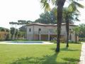 Вилла, общей площадью 660 кв.м., с бассейном, в Форте дей Марми, провинция Лукка, регион Тоскана. Италия