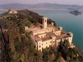 Замок, общей площадью 3000 кв.м., на острове, на озере Тразимено (Умбрия). Италия