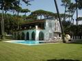 Вилла, общей площадью 400 кв.м., с бассейном, в престижной зоне Рома Империале, в Форте дей Марми. Италия