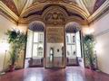 Аристократический элегантный старинный дворец во Флоренции. Италия