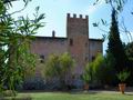 Исторический замок, с большими земельными угодьями и производством вина, рядом с Флоренцией. Италия