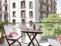 Здание с тремя апартаментами, в Барселоне. Испания