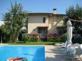 Вилла, общей площадью 300 кв.м., с бассейном, в центре Форте дей Марми, провинция Лукка, регион Тоскана. Италия